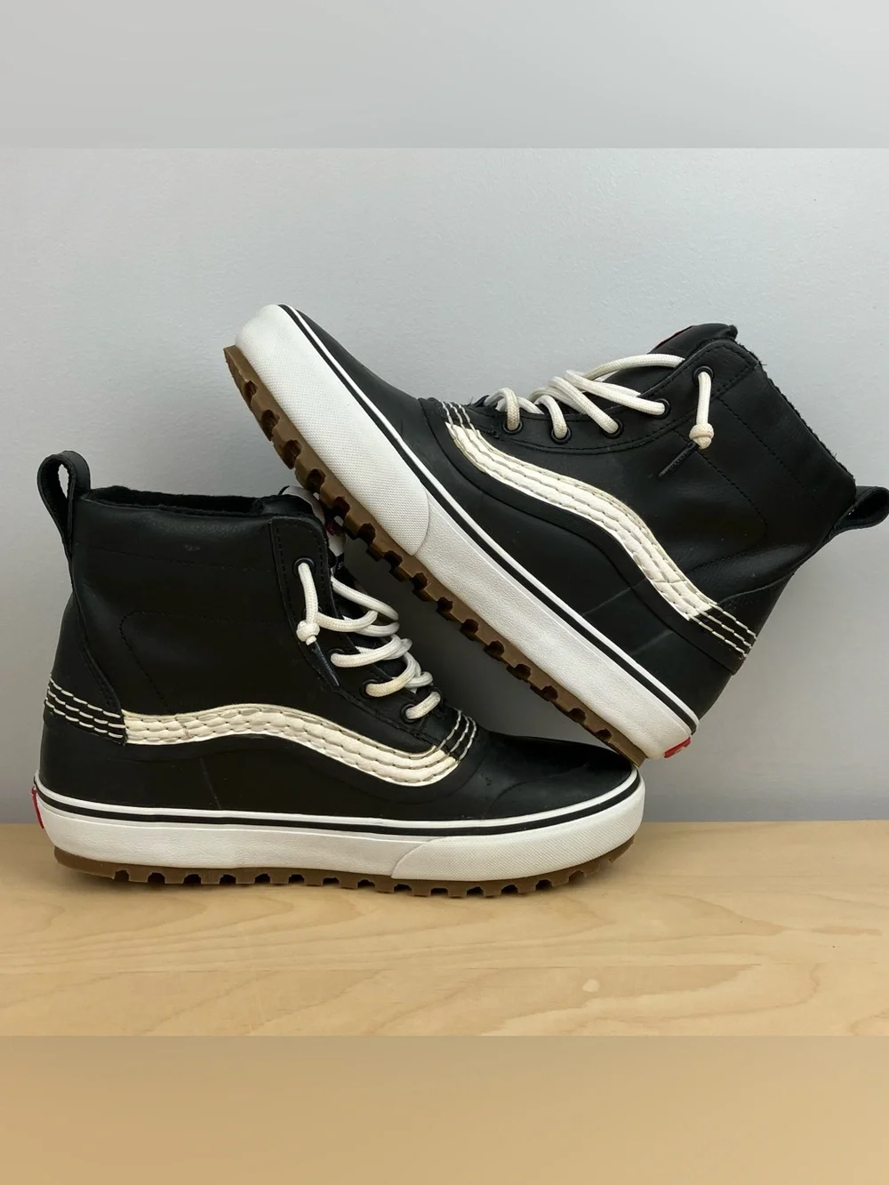 Vans Men’s Size 9.5 Standard Mid Snow MTE Black & White Waterproof Sneaker Boots